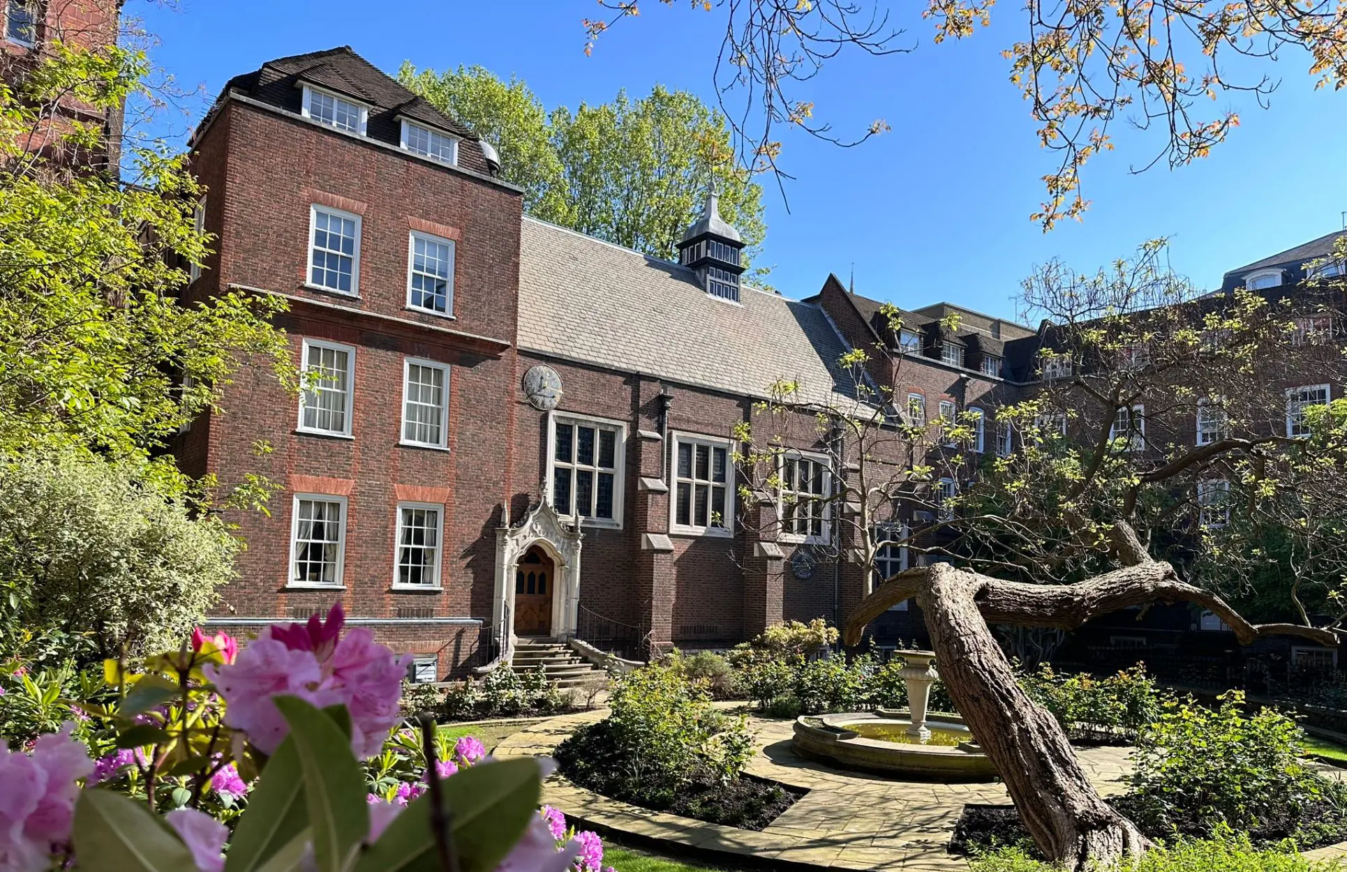 Staple Inn Rose Garden 1930 × 1250
