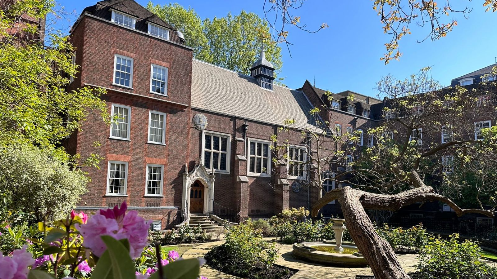 Staple Inn Rose Garden 1930 × 1250